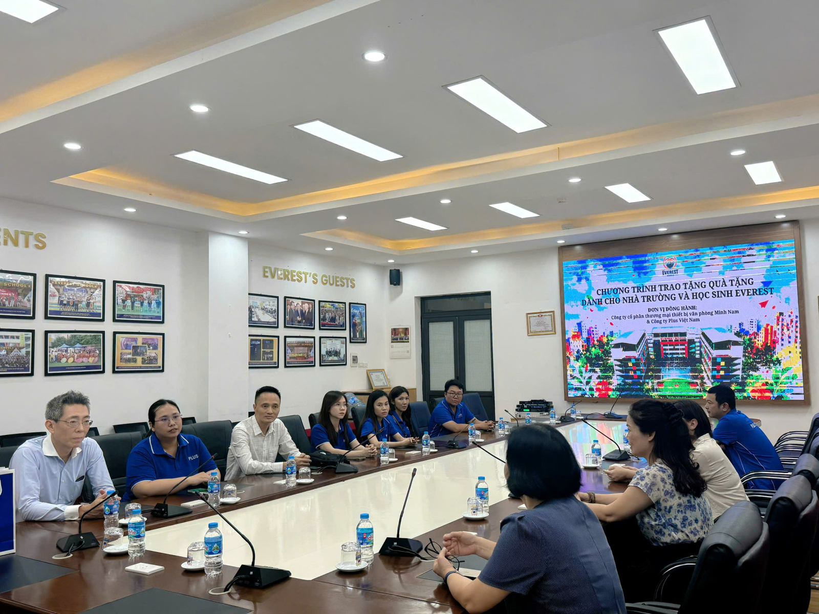 Chương trình trao tặng quà dành cho nhà trường và học sinh Everest